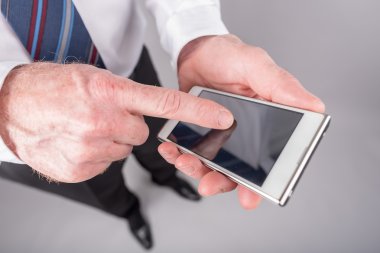Ayakta, onun smartphone kullanarak iş adamı