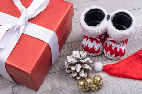 Santa boots and gift — Stock Photo, Image