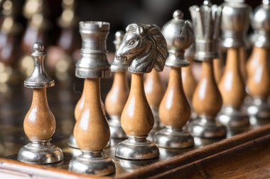 Hizalanmış satranç taşları