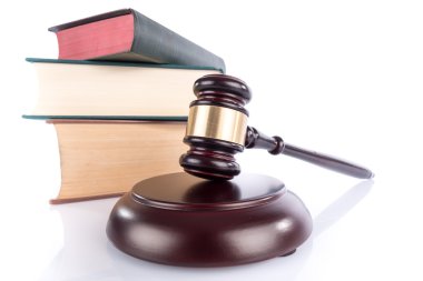 Yargıç çekiç ile hukuk kitapları