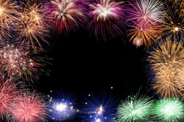 Çok renkli bir havai fişek