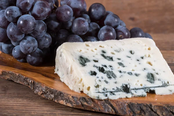 法国奶酪与黑葡萄 — 图库照片