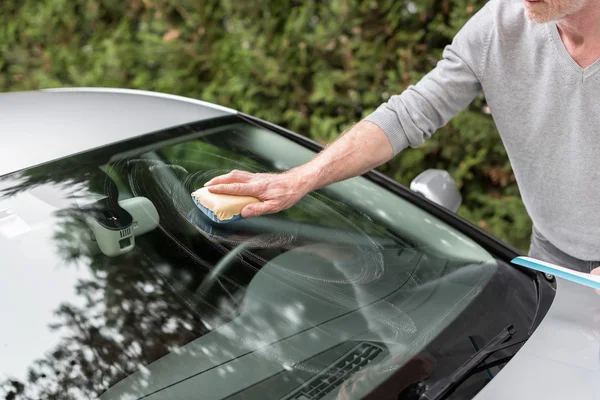 Man schoonmaken van een voorruit — Stockfoto