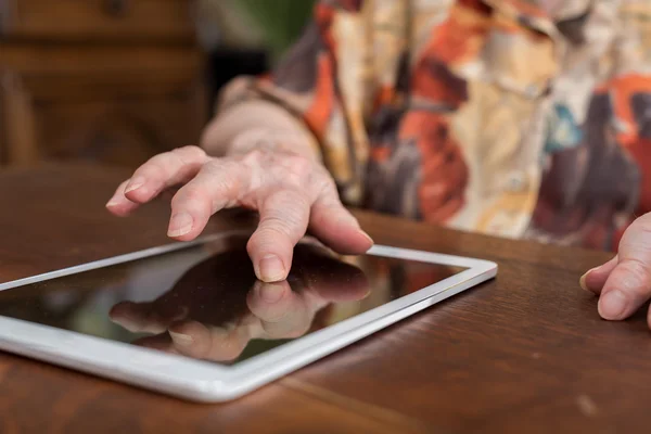 Oude vrouw met behulp van een Tablet PC — Stockfoto