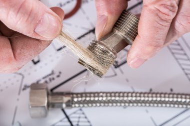 Kenevir lifleri bir iş parçacığında koyarak tesisatçı