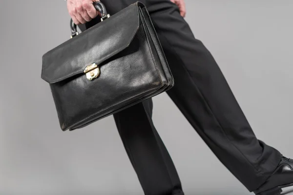 Businessman walking with his briefcase — Stock Photo, Image