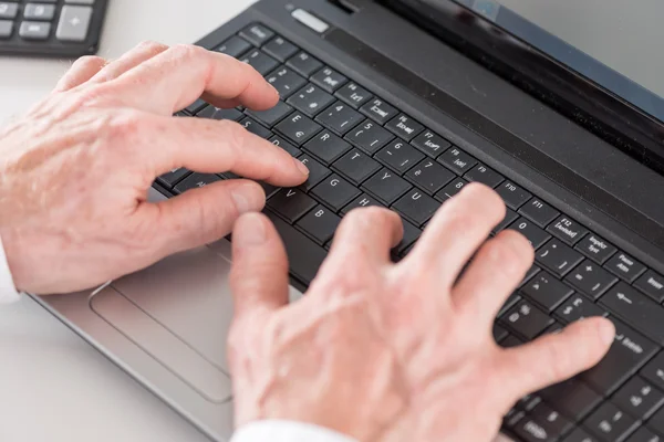 Mãos digitando no computador portátil — Fotografia de Stock