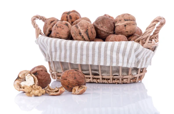 Frische Walnüsse im Korb — Stockfoto