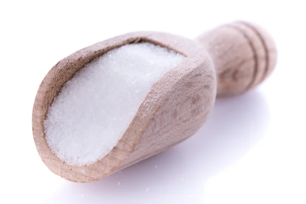 Křišťálově bílý cukr v malé dřevěné lopaty — Stock fotografie