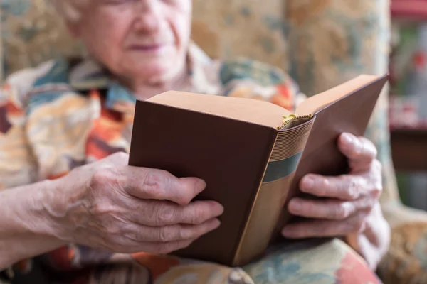 Mulher velha lendo um livro — Fotografia de Stock