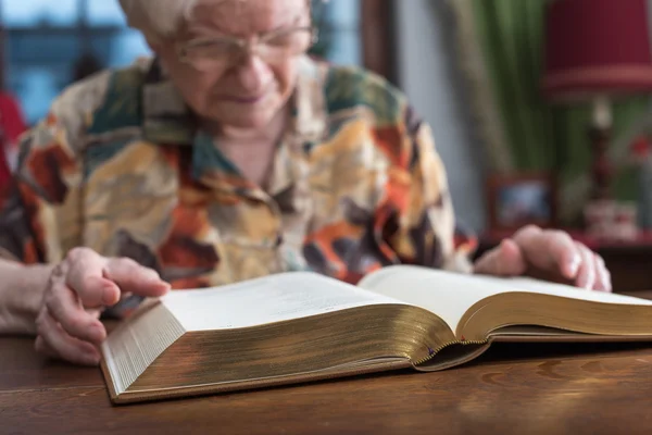 Mulher velha lendo um livro — Fotografia de Stock