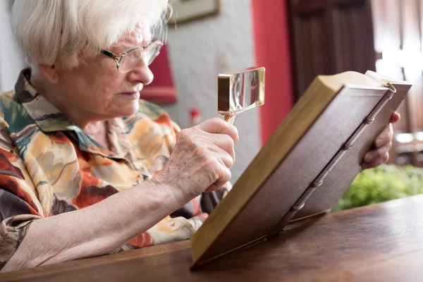 Vieille femme lisant un livre — Photo