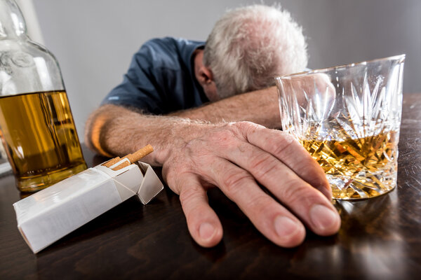 Пьяный мужчина упал на стол
