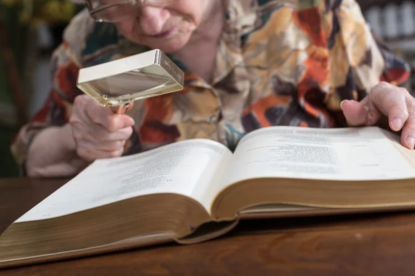 Anciana leyendo un libro — Foto de Stock