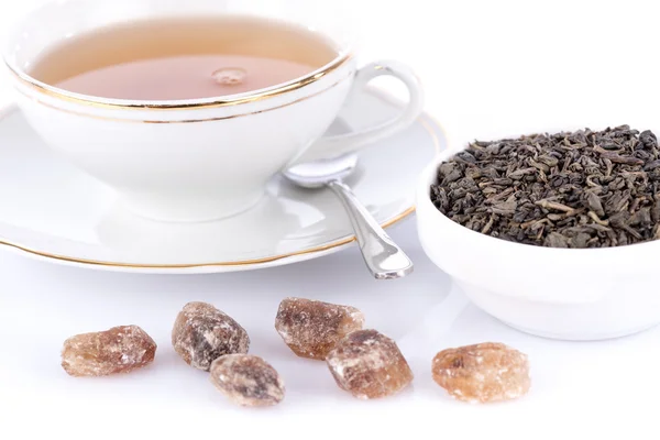 Csésze tea zöld száraz tea és kristály cukor — Stock Fotó