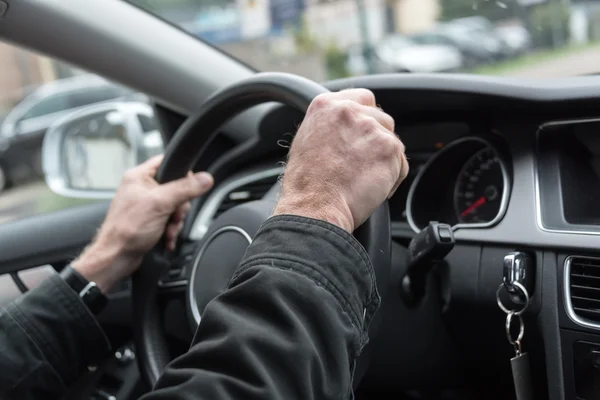 Muž řídí auto. — Stock fotografie