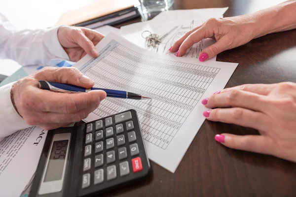 Fastighetsmäklare visar en finansieringsplan — Stockfoto