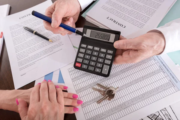 Onroerende goederenagent tonen de aankoopprijs aan zijn cliënt — Stockfoto