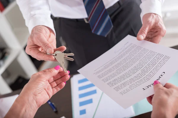 Realtor dando chaves de casa para seu cliente — Fotografia de Stock