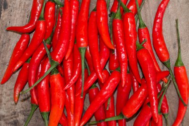 ahşap arka plan üzerinde kırmızı sıcak chilies