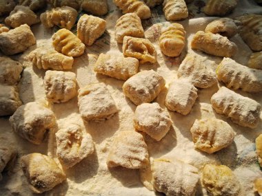 Taze ve lezzetli bir patates dizisi. Pişirilmeye hazır gnocchi köftesi.