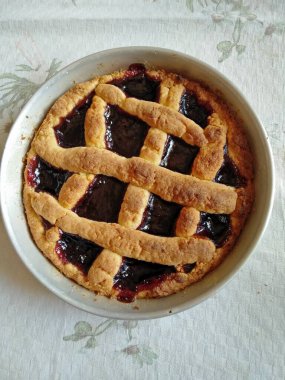 Taze ve lezzetli ev yapımı vişneli reçelli kek pişmiş ve yenmeye hazır.