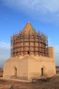 Sultan Tekes Mozolesi 13. yüzyılda inşa edildi. Anıt mezar fayanslarla süslenmiş. Kunya Urgench, Türkmenistan