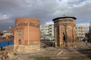 Kumbeti Kabus Mozolesi 1196 yılında Büyük Seljuk döneminde inşa edilmiştir. Mezardaki kiremit ve tuğla süslemeleri fevkalade. Maragheh, İran.