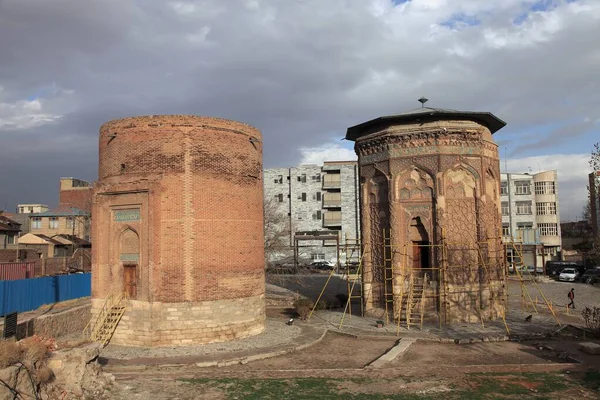 Kumbeti Kabus Mozolesi 1196 yılında Büyük Seljuk döneminde inşa edilmiştir. Mezardaki kiremit ve tuğla süslemeleri fevkalade. Maragheh, İran.