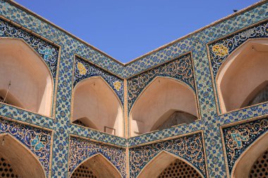 İsfahan Büyük Camii 771 yılında inşa edilmiştir. Takip eden yıllarda camiye ilave bölümler yapıldı. Cami Unesco 'nun dünya mirası listesinde. İsfahan, İran.