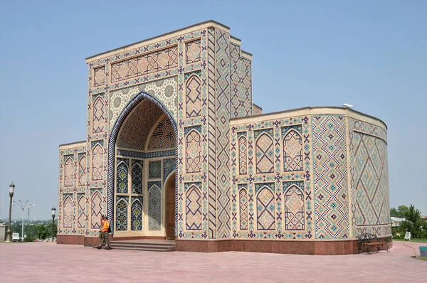 Astronomi çalışmaları Ulug Bey Gözlemevi Müzesi 'nde sergilenmektedir. Müze binası gözlemevinin yanına inşa edildi. Semerkand, Özbekistan.