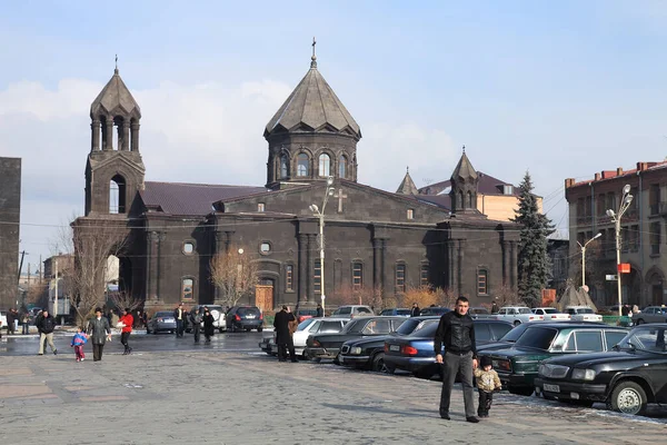Ortaçağda inşa edilmiş bir kilise. Yerli taşlardan inşa edilen kilise hâlâ ibadete açık. Erivan, Ermenistan.