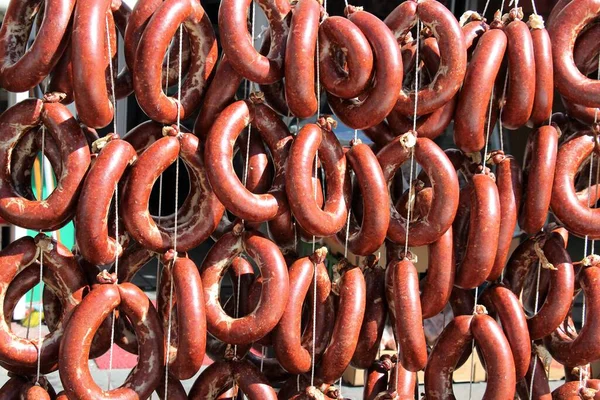 Sucuk Türk sosisleri pazarda satılıyor. Sosis et ve baharatın karışımından yapılır..