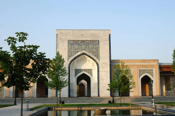 Ortaçağ 'da inşa edilmiş bir medrese. Medresedeki fayanslar fevkalade. Buhara, Özbekistan.