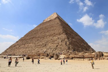Kahire 'nin Giza bölgesinde bir piramit. Piramidin önünde bulunan turistler. Piramitler Unesco 'nun dünya mirası listesinde. Kahire, Mısır.