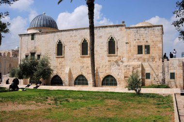 Eski Kentin Kubbesi 'ndeki Mescid-i Aksa. Mescid Aksa Camii 'nin avlusunda birçok tarihi bina vardır. Kudüs, İsrail.