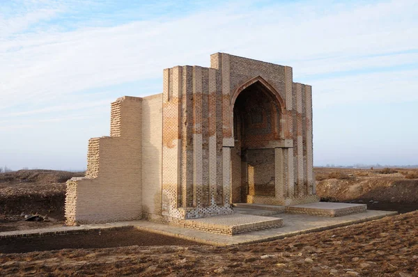 Kunya Urgench Caravanserai 11. yüzyılda inşa edildi. Sadece kervanın kapısı sağlam kaldı. Kunya Urgench, Türkmenistan.