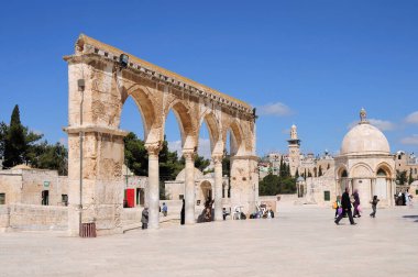 Eski Kentin Kubbesi 'ndeki Mescid-i Aksa. Mescid Aksa Camii 'nin avlusunda birçok tarihi bina vardır. Kudüs, İsrail.