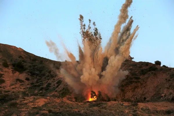 Bir film çekimindeki bombanın patlaması. Duman gökyüzüne yükseliyor.