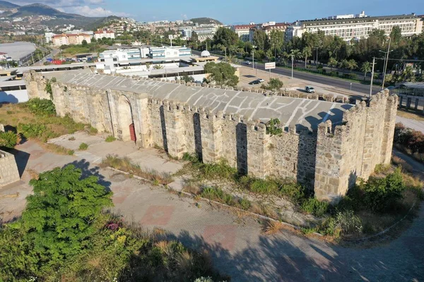 Sarapsa Caravanserai, Antalya 'nın Alanya bölgesinde yer alır. Caravanserai, Seljuk döneminde inşa edildi. Eski karavan yolunda..