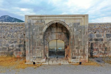 Kirkgoz Han Caravanserai Antalya Burdur yolunda yer almaktadır. Kervan 13. yüzyılda Anadolu Seljuk döneminde inşa edilmiştir..