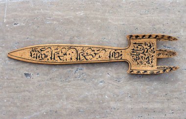 Ahşap kaşıkları dekore etme sanatı Konya 'ya özgü geleneksel bir el işidir. Üzerinde Rumi 'nin resmi ve motifleri olan kaşık örneği. Konya, Türkiye.