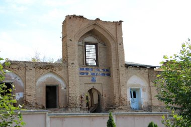 Ordubad Madrasa 18. yüzyılda inşa edildi. Medresenin giriş kapısının manzarası. Ordubad, Nakhchivan, Azerbaycan.