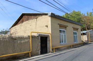 Dilber Camii 18. yüzyılda inşa edildi. Cami ve girişi hakkında genel bir görüş. Ordubad, Nakhchivan, Azerbaycan.