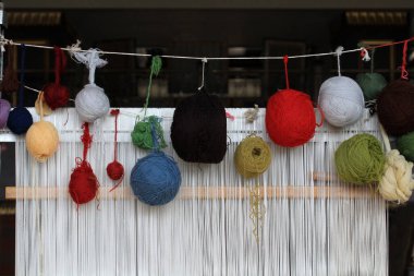 Geleneksel Azerbaycan halı tezgahları ve motifleri. Halı ve halıların örüldüğü bir atölye ve halı dokumacı bir kadın. Nakhchivan, Azerbaycan.