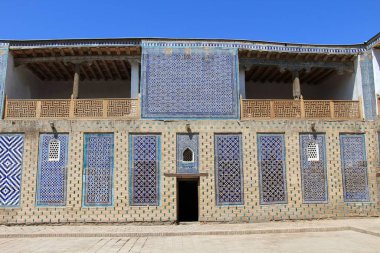 Taş Avlu Sarayı 1830 ve 1838 yılları arasında inşa edilmiştir. Saray ahşap tavanı ve geleneksel fayans dekorasyonlarıyla ünlüdür. Khiva, Özbekistan.