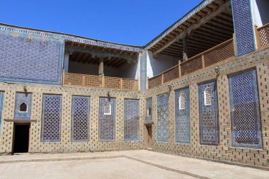 Taş Avlu Sarayı 1830 ve 1838 yılları arasında inşa edilmiştir. Saray ahşap tavanı ve geleneksel fayans dekorasyonlarıyla ünlüdür. Khiva, Özbekistan.