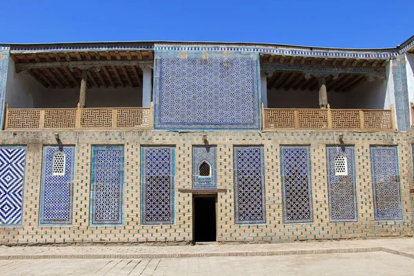 Taş Avlu Sarayı 1830 ve 1838 yılları arasında inşa edilmiştir. Saray ahşap tavanı ve geleneksel fayans dekorasyonlarıyla ünlüdür. Khiva, Özbekistan.