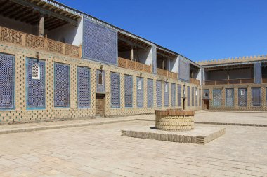 Taş Avlu Sarayı 1830 ve 1838 yılları arasında inşa edilmiştir. Saray ahşap tavanı ve geleneksel fayans dekorasyonlarıyla ünlüdür. Fayans dekorasyonu örnekleri. Khiva, Özbekistan.