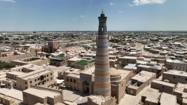 Özbekistan, Khiva 'nın havadan görünüşü. Khiva Kalesi içindeki tarihi yapılar.